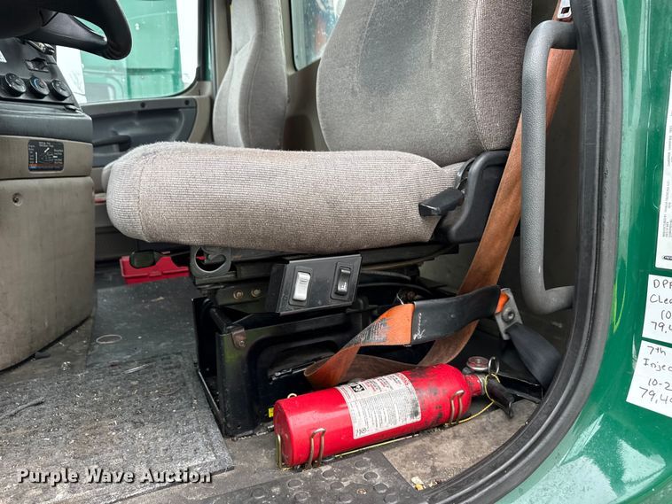 image for item YA2377 2017 Freightliner Cascadia 125 semi truck