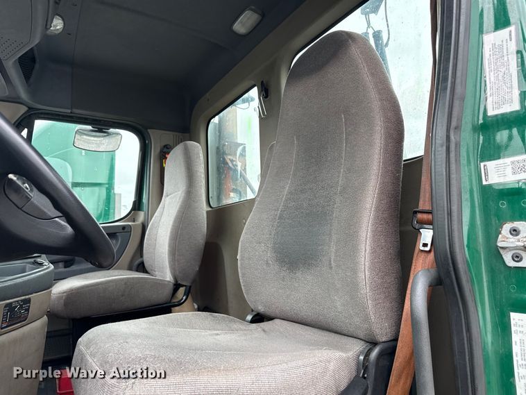 image for item YA2377 2017 Freightliner Cascadia 125 semi truck