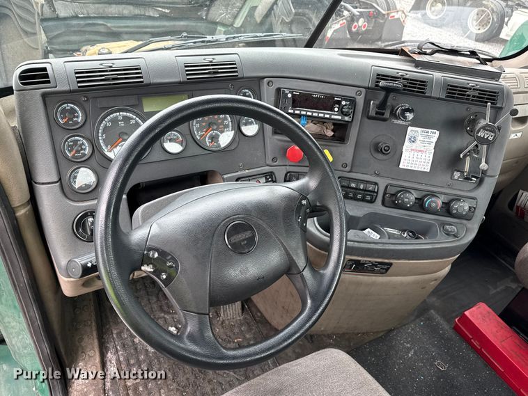 image for item YA2377 2017 Freightliner Cascadia 125 semi truck