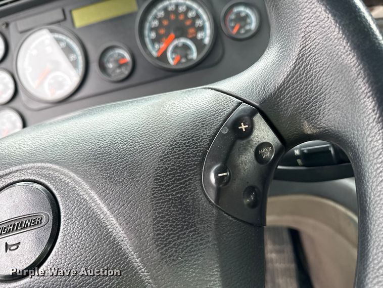 image for item YA2377 2017 Freightliner Cascadia 125 semi truck