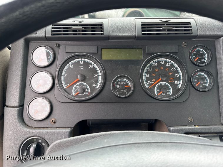 image for item YA2377 2017 Freightliner Cascadia 125 semi truck