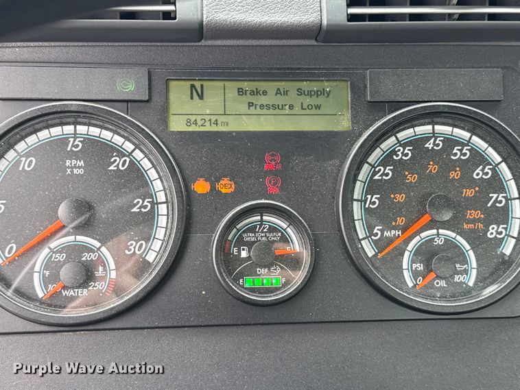 image for item YA2377 2017 Freightliner Cascadia 125 semi truck