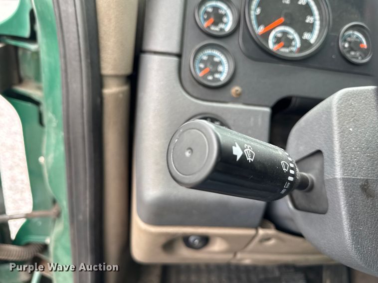 image for item YA2377 2017 Freightliner Cascadia 125 semi truck