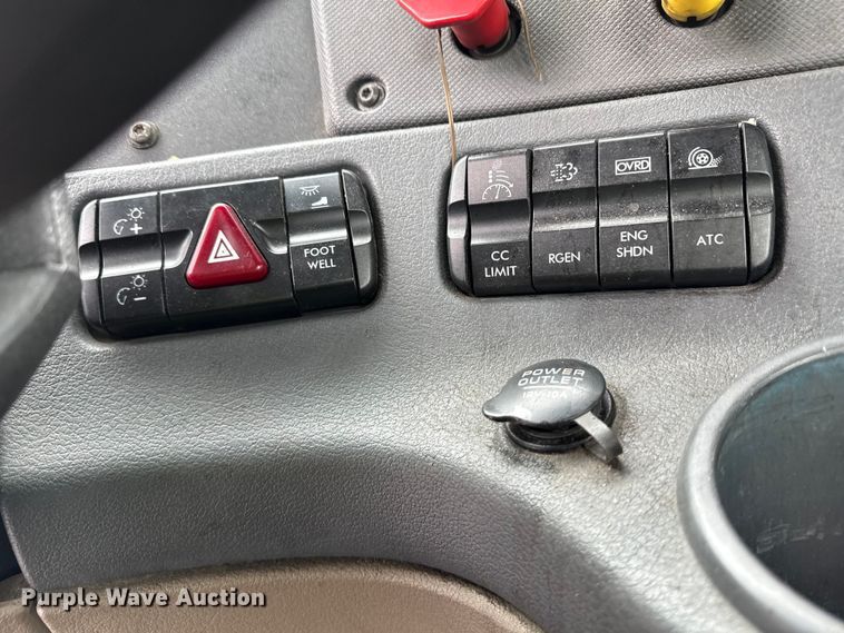 image for item YA2377 2017 Freightliner Cascadia 125 semi truck