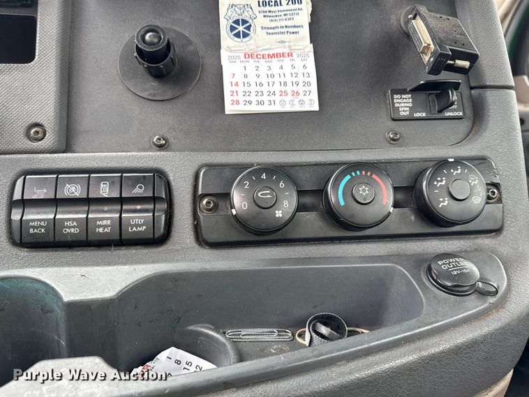 image for item YA2377 2017 Freightliner Cascadia 125 semi truck