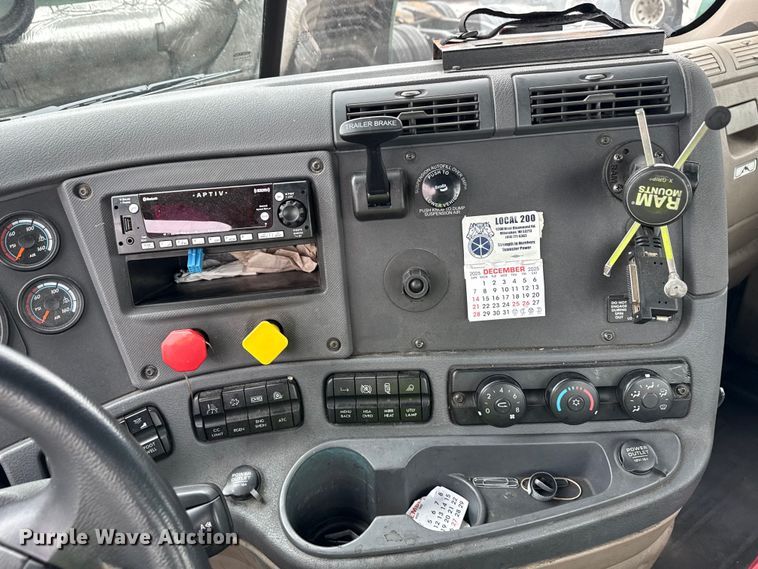 image for item YA2377 2017 Freightliner Cascadia 125 semi truck