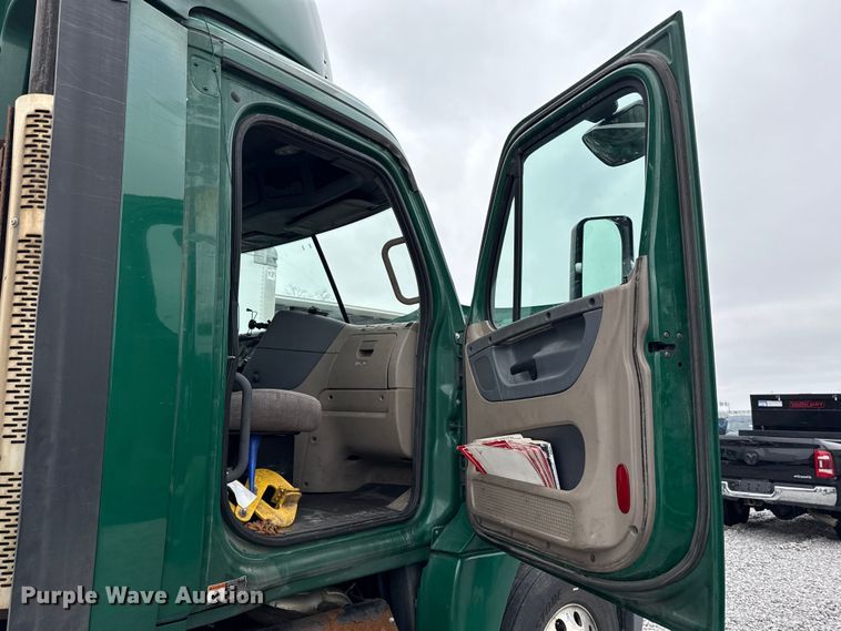 image for item YA2377 2017 Freightliner Cascadia 125 semi truck