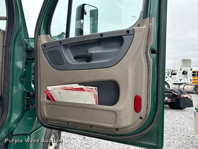 image for item YA2377 2017 Freightliner Cascadia 125 semi truck