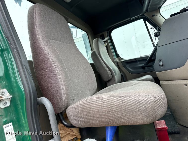 image for item YA2377 2017 Freightliner Cascadia 125 semi truck