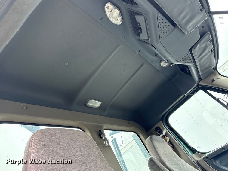 image for item YA2377 2017 Freightliner Cascadia 125 semi truck