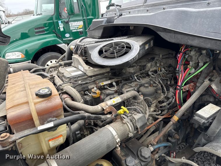 image for item YA2377 2017 Freightliner Cascadia 125 semi truck