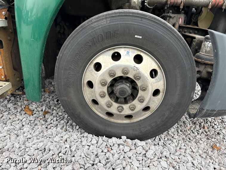 image for item YA2377 2017 Freightliner Cascadia 125 semi truck