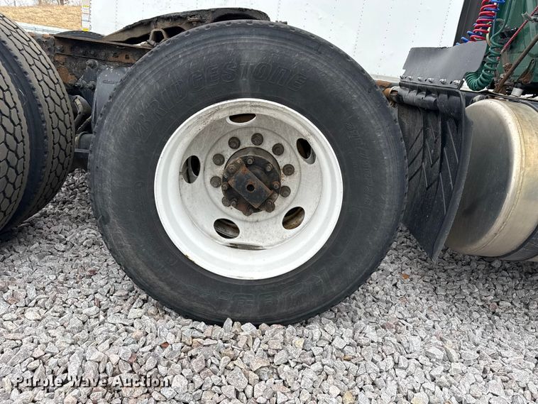 image for item YA2377 2017 Freightliner Cascadia 125 semi truck