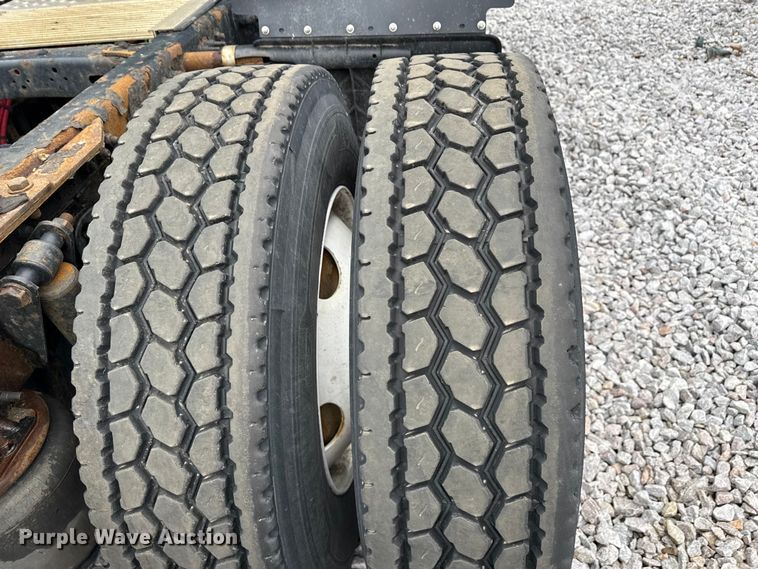 image for item YA2377 2017 Freightliner Cascadia 125 semi truck