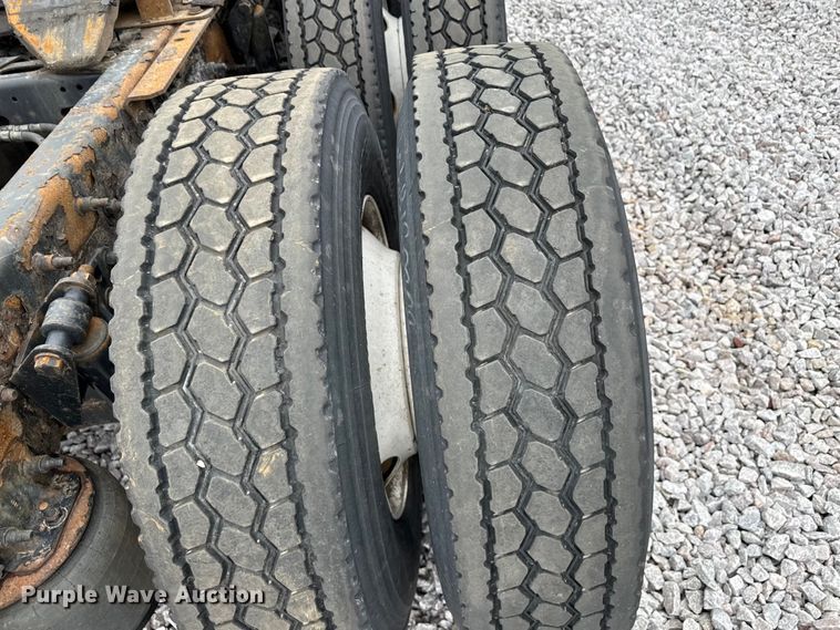 image for item YA2377 2017 Freightliner Cascadia 125 semi truck