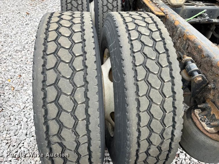 image for item YA2377 2017 Freightliner Cascadia 125 semi truck