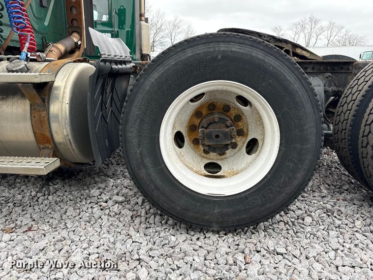 image for item YA2377 2017 Freightliner Cascadia 125 semi truck