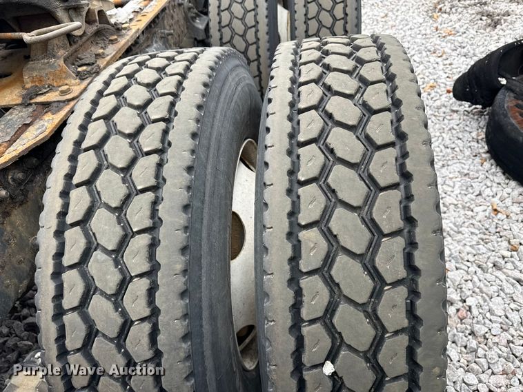 image for item YA2377 2017 Freightliner Cascadia 125 semi truck