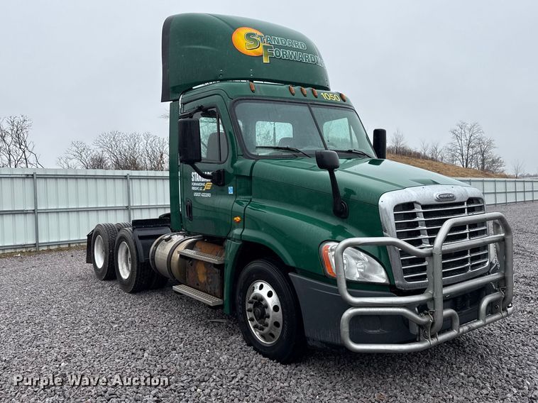 image for item YA2378 2017 Freightliner Cascadia 125 semi truck