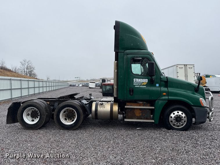 image for item YA2378 2017 Freightliner Cascadia 125 semi truck