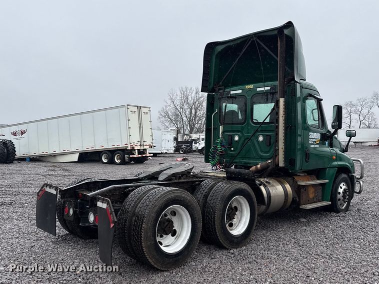 image for item YA2378 2017 Freightliner Cascadia 125 semi truck