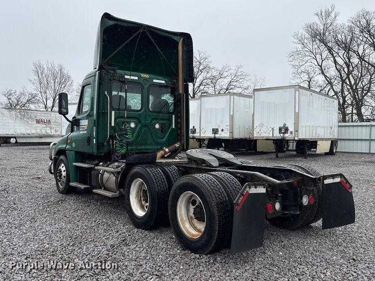 image for item YA2378 2017 Freightliner Cascadia 125 semi truck