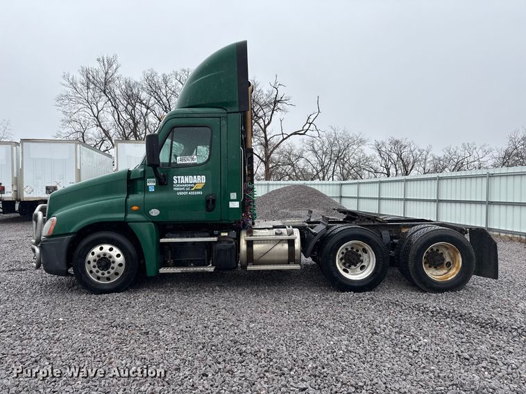 image for item YA2378 2017 Freightliner Cascadia 125 semi truck