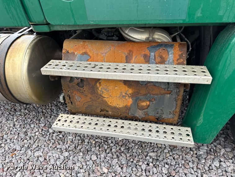 image for item YA2378 2017 Freightliner Cascadia 125 semi truck