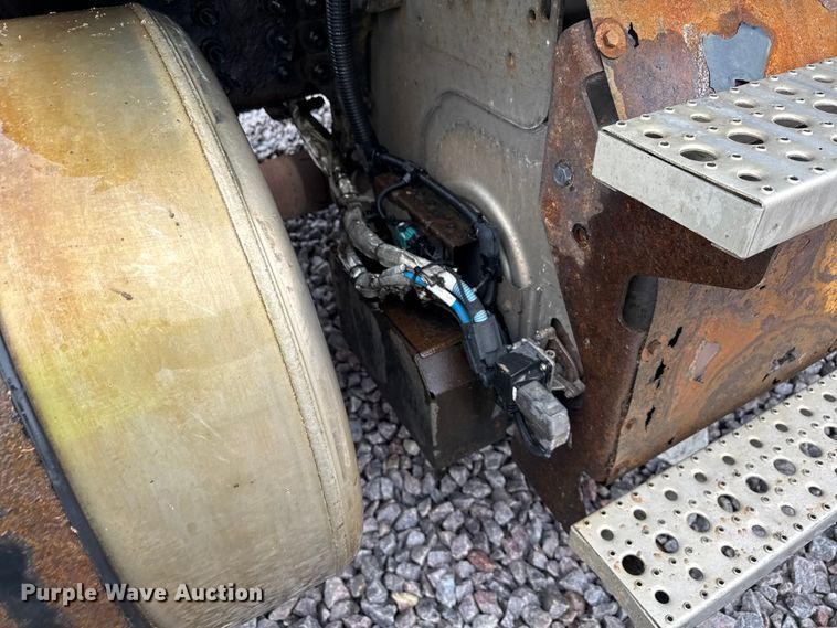 image for item YA2378 2017 Freightliner Cascadia 125 semi truck