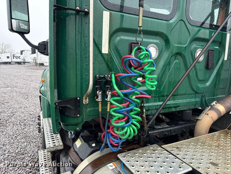 image for item YA2378 2017 Freightliner Cascadia 125 semi truck