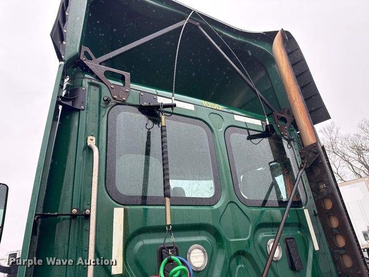 image for item YA2378 2017 Freightliner Cascadia 125 semi truck