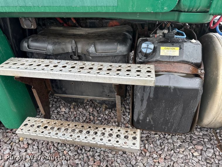 image for item YA2378 2017 Freightliner Cascadia 125 semi truck