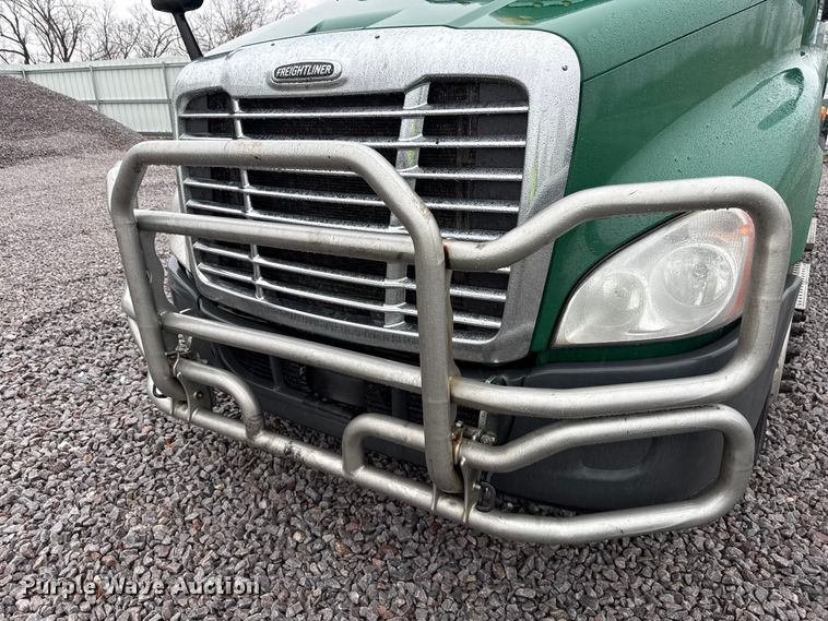 image for item YA2378 2017 Freightliner Cascadia 125 semi truck