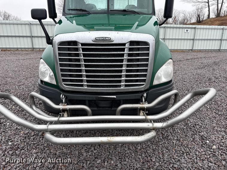 image for item YA2378 2017 Freightliner Cascadia 125 semi truck