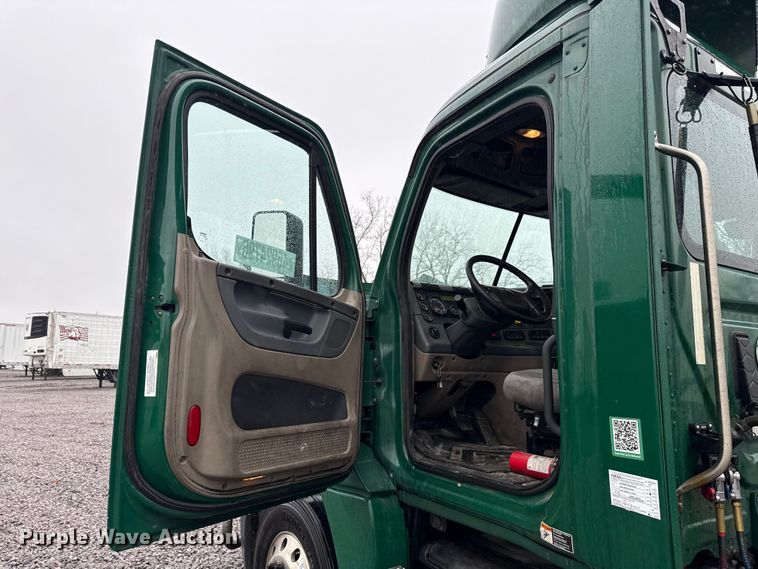 image for item YA2378 2017 Freightliner Cascadia 125 semi truck