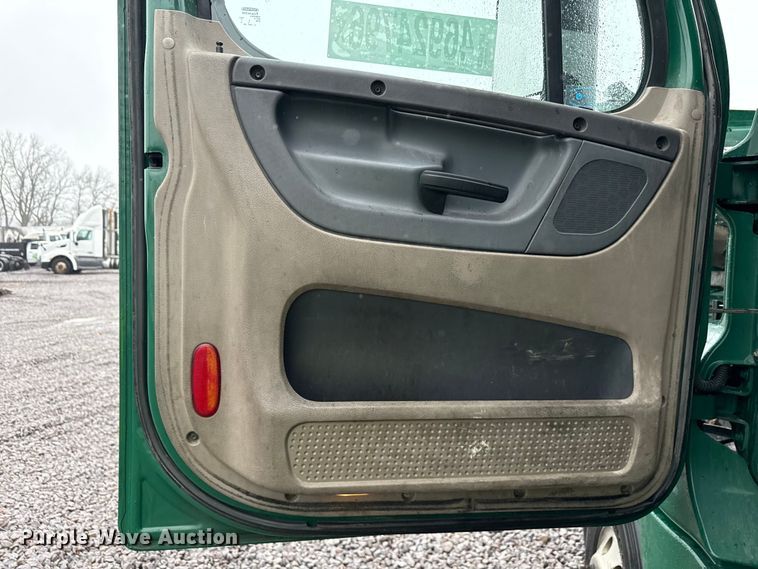 image for item YA2378 2017 Freightliner Cascadia 125 semi truck