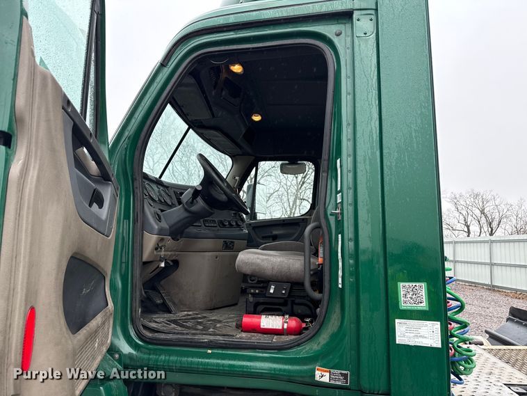 image for item YA2378 2017 Freightliner Cascadia 125 semi truck