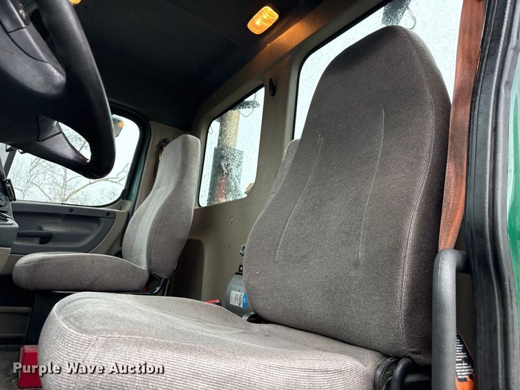 image for item YA2378 2017 Freightliner Cascadia 125 semi truck