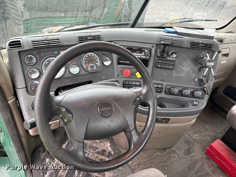 image for item YA2378 2017 Freightliner Cascadia 125 semi truck