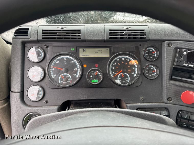 image for item YA2378 2017 Freightliner Cascadia 125 semi truck