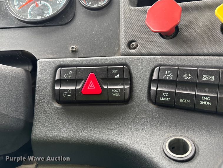 image for item YA2378 2017 Freightliner Cascadia 125 semi truck