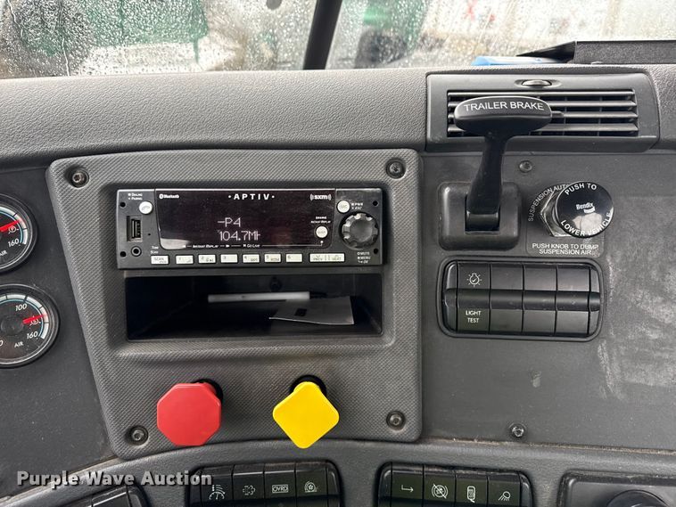 image for item YA2378 2017 Freightliner Cascadia 125 semi truck