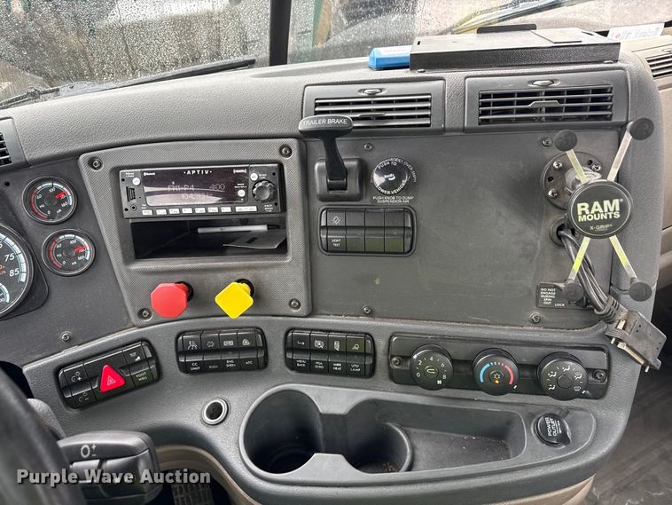 image for item YA2378 2017 Freightliner Cascadia 125 semi truck