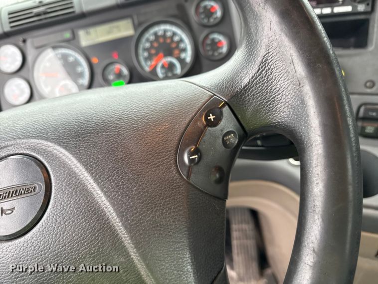 image for item YA2378 2017 Freightliner Cascadia 125 semi truck