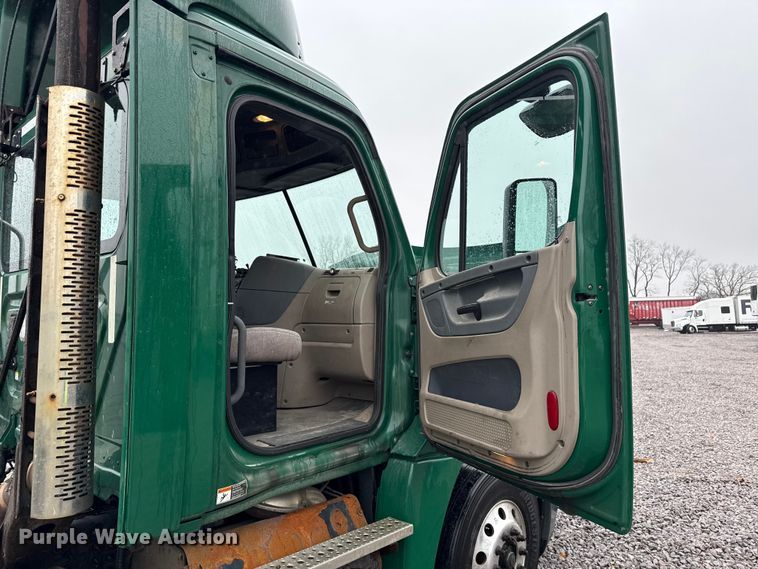 image for item YA2378 2017 Freightliner Cascadia 125 semi truck