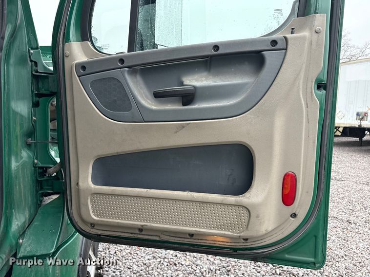 image for item YA2378 2017 Freightliner Cascadia 125 semi truck