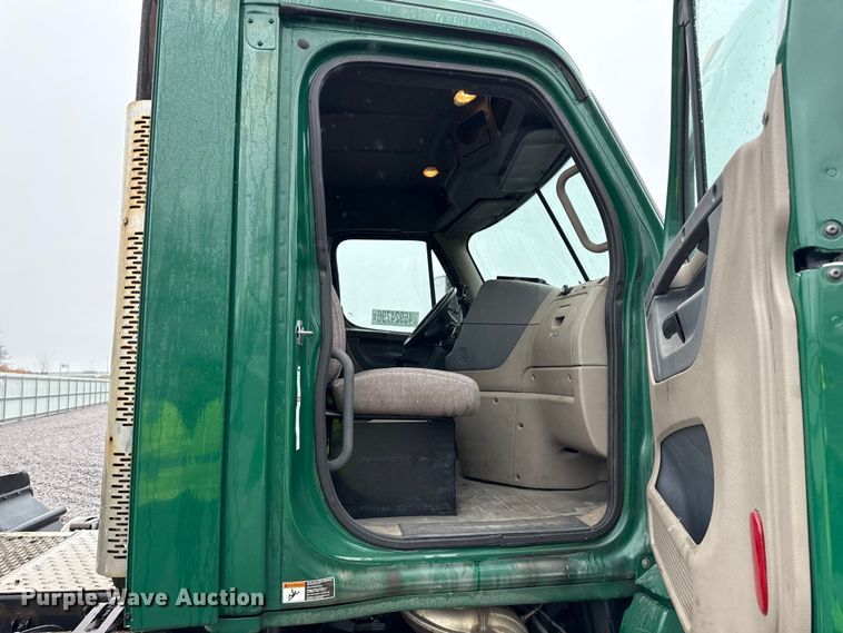 image for item YA2378 2017 Freightliner Cascadia 125 semi truck