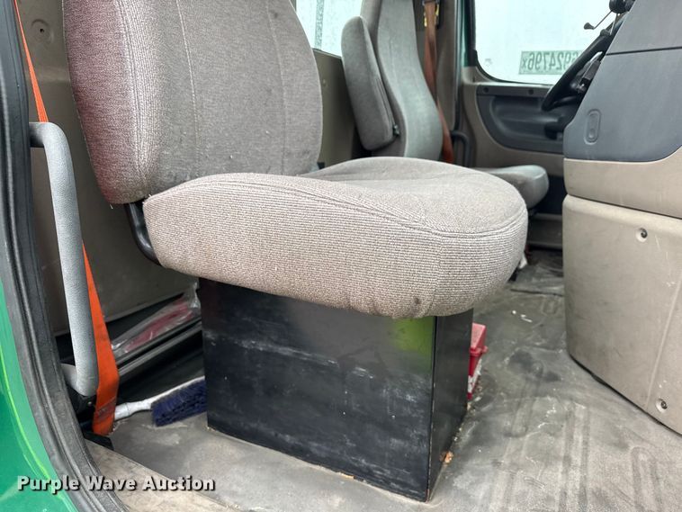 image for item YA2378 2017 Freightliner Cascadia 125 semi truck