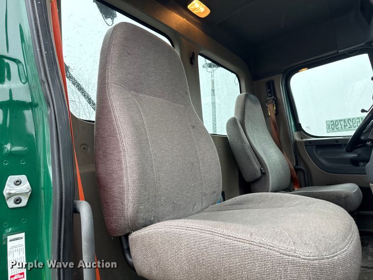 image for item YA2378 2017 Freightliner Cascadia 125 semi truck