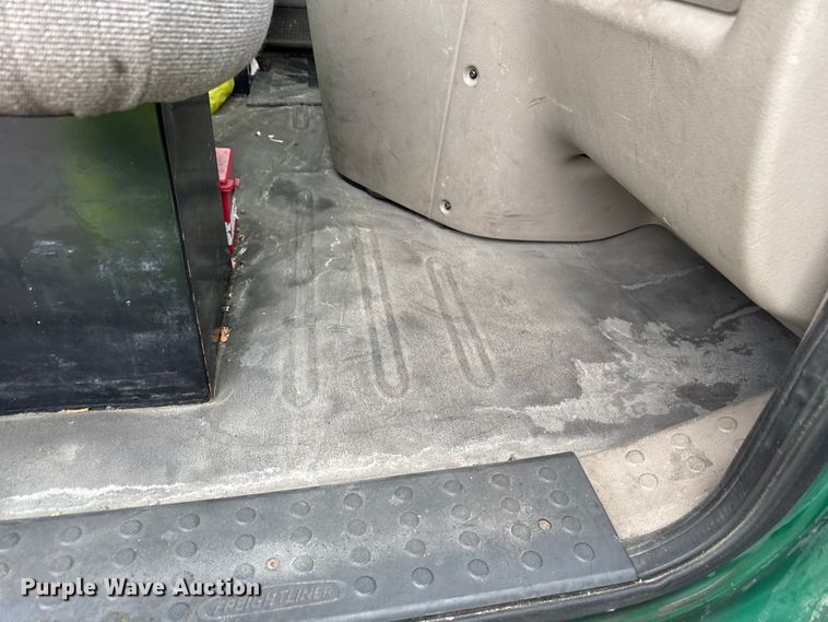 image for item YA2378 2017 Freightliner Cascadia 125 semi truck